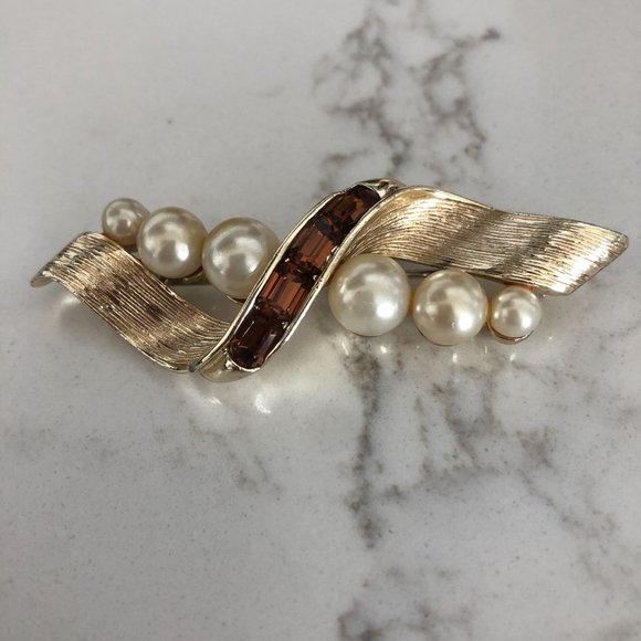 Vintage Lisner Brooch w/Faux Pearls and Topaz Colored Stones - Picture 1 of 7
